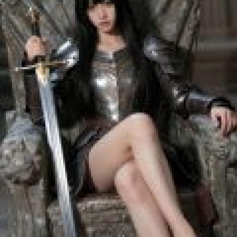 復興公主，身穿中世紀盔甲、頭戴犄角的少女。