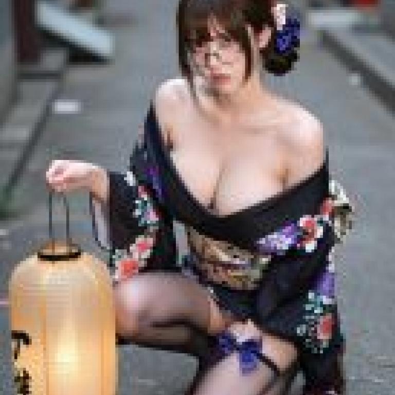 ZIT TEST03，Woman in oriental dress with a lantern.
