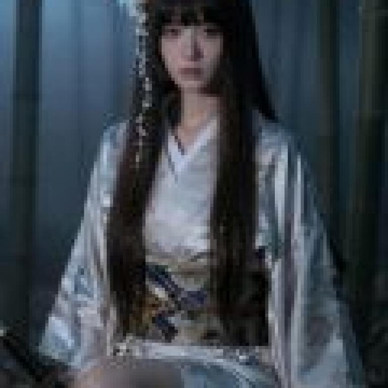 The journey to escort the princess，A woman wearing a kimono and holding a sword.