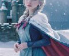 《冰雪奇緣》中的艾莎，身穿披風和禮服的艾莎。