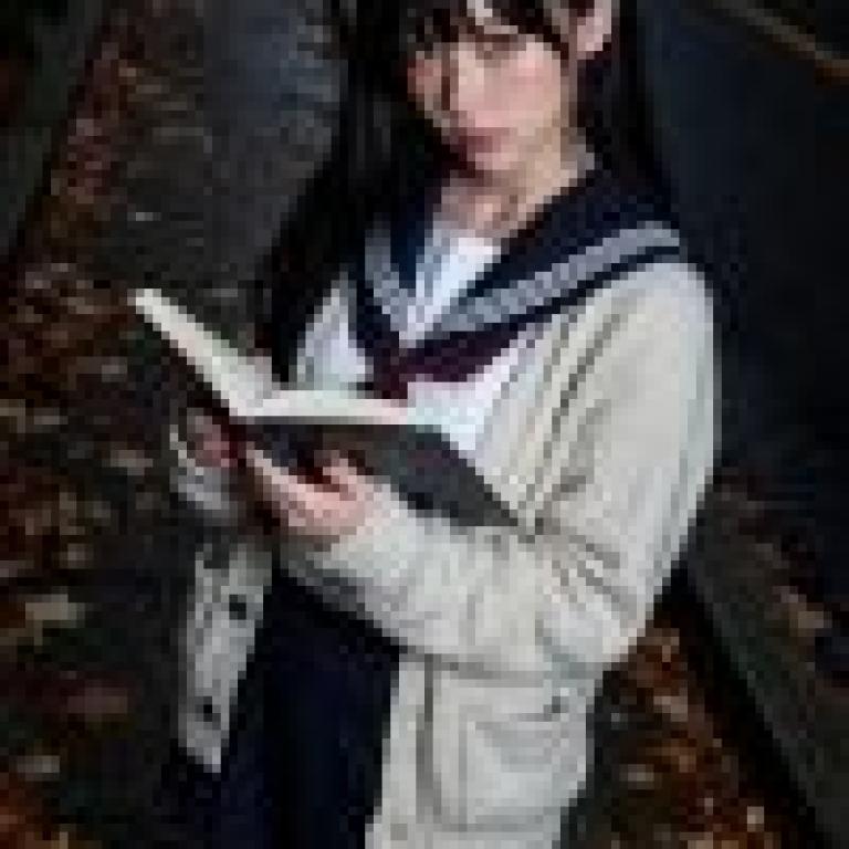 Street photography，Woman reading book on sidewalk.