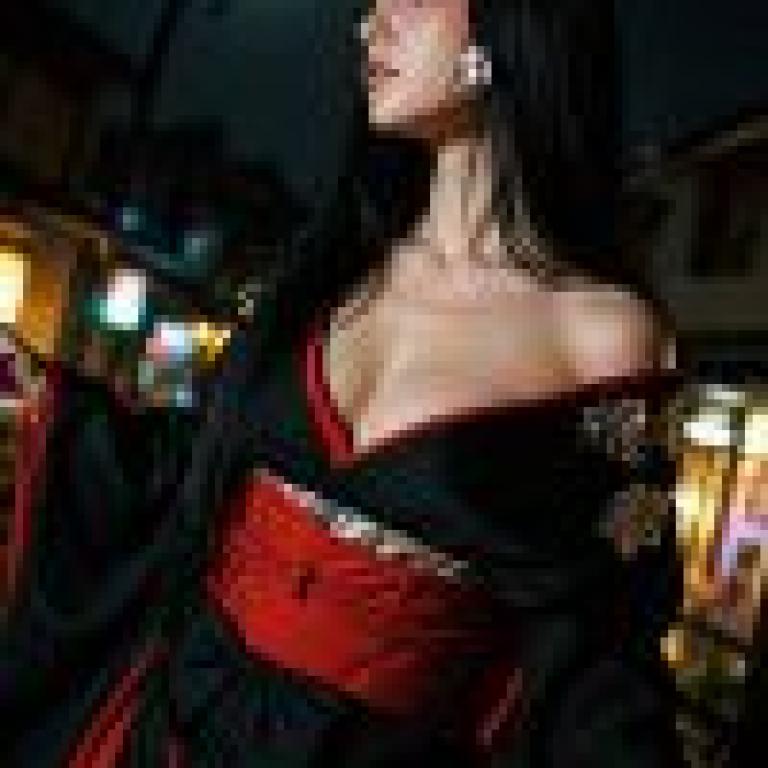 kimono，The girl is dressed as Japanese Geisha.