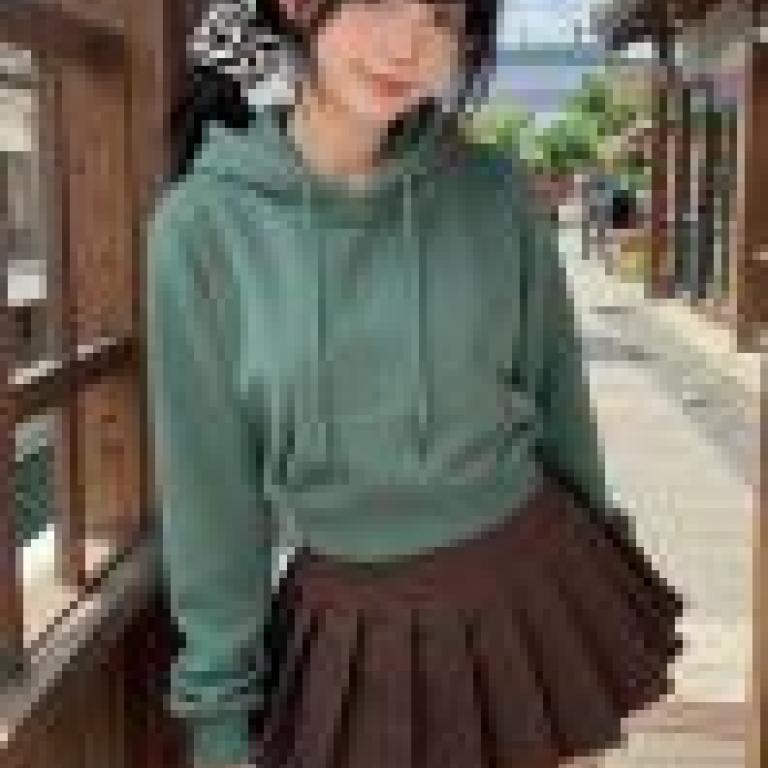 Meeting in a dream，The girl has black hair.