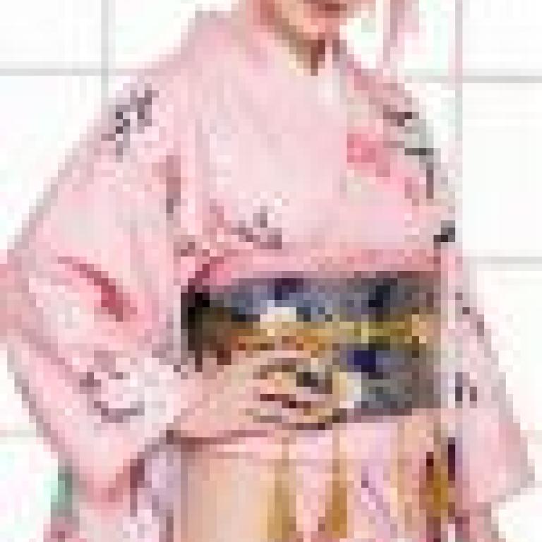 女孩們，一位身穿粉紅色洋裝、繫著金色腰帶的女士。
