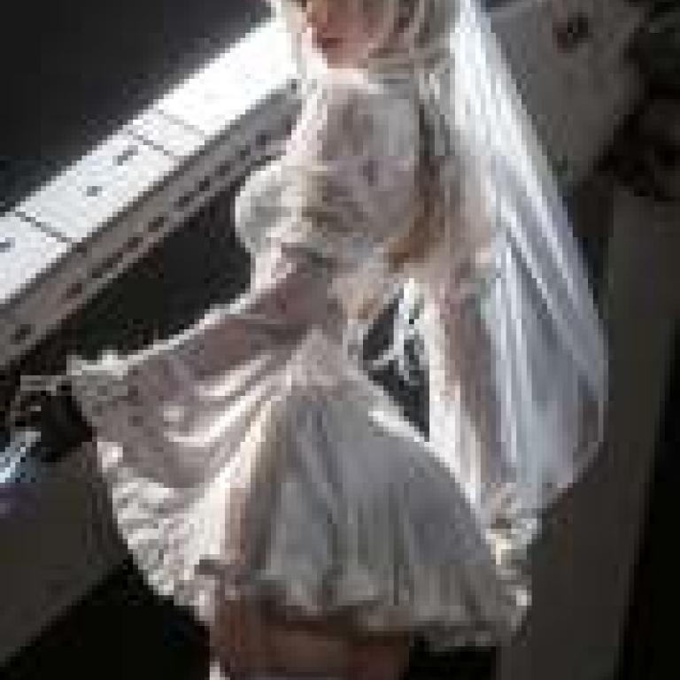 2B 白色婚紗，身穿白色服裝和頭紗的白色模特兒娃娃。