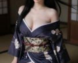 日本老宅幽靈，一位留著黑色長髮、戴眼鏡、穿著藍色和服的亞洲女性。