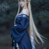 Phantom in the Mountains，A girl in a blue dress with a long blonde ponytail.