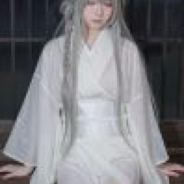 美麗的幻想，一位戴著灰色假髮、穿著白色衣服的女子。