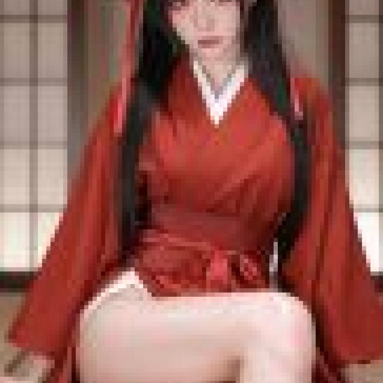 Beautiful Fantasy，Girl sitting wearing red kimono.