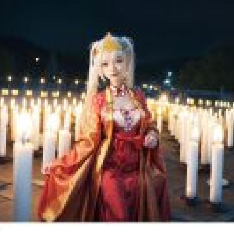 Tomotake Yoshino Senren BankaA young girl stands in front of candles.
