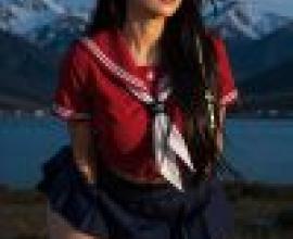 女孩們，一位身穿紅色襯衫、繫著白色領結、留著棕色長髮的女士。