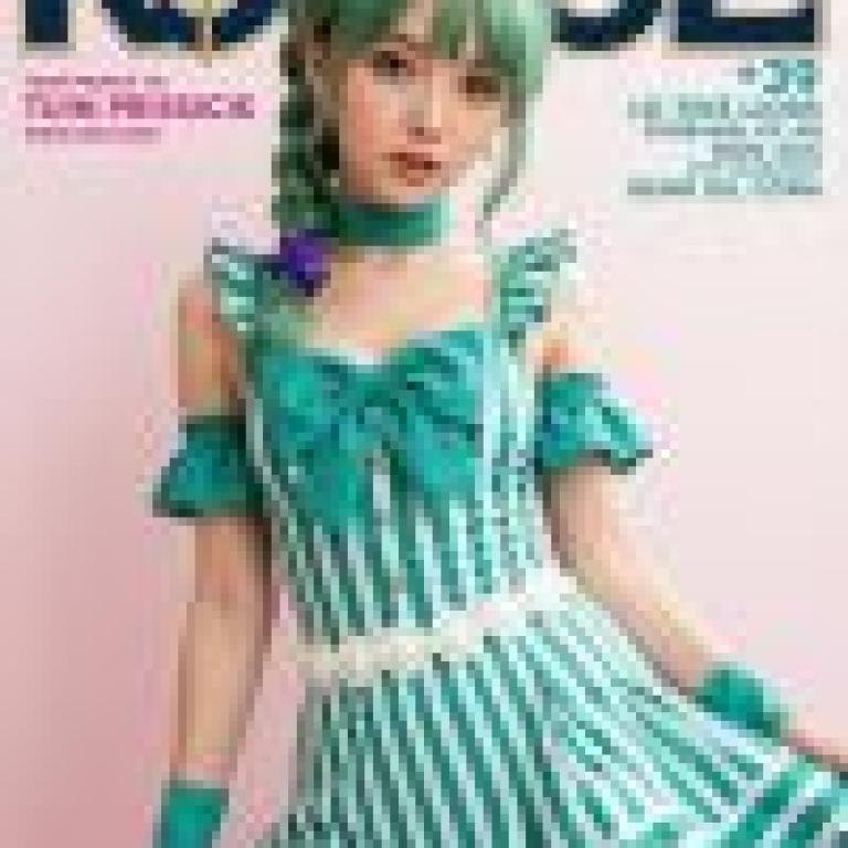 Street beauties，A woman with a green dress and striped skirt is wearing a top hat.