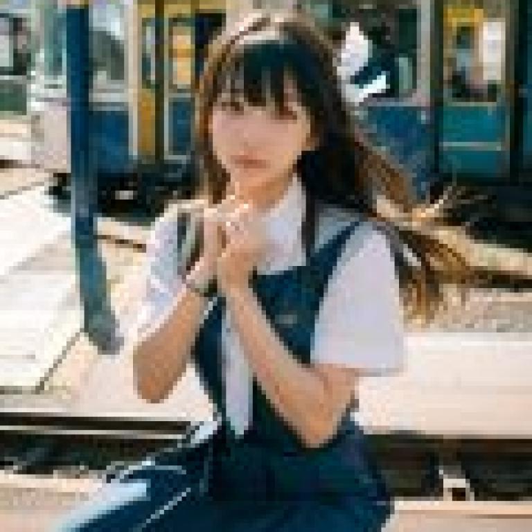 Tokyo Girl，A girl with a bow in her hair poses for a photo.