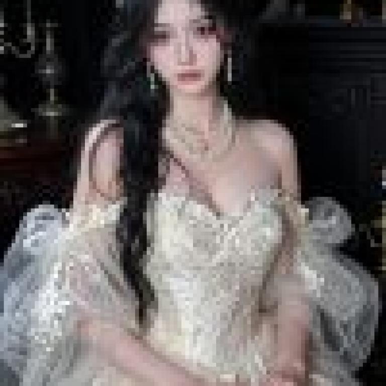 一位擁有烏黑長髮的漂亮女子。