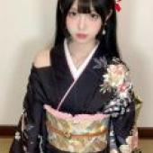 我的女朋友在日本穿著和服，一位穿著和服的黑髮女子。