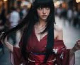 攝影師：一位身穿紅黑服裝、頭戴蝴蝶結的女士。