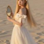 Phantom in the Desert，Girl holding mirror with white dress.