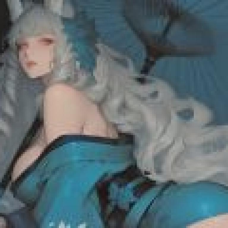 狐狸仙子，藍色動漫插畫，背景有一把扇子。