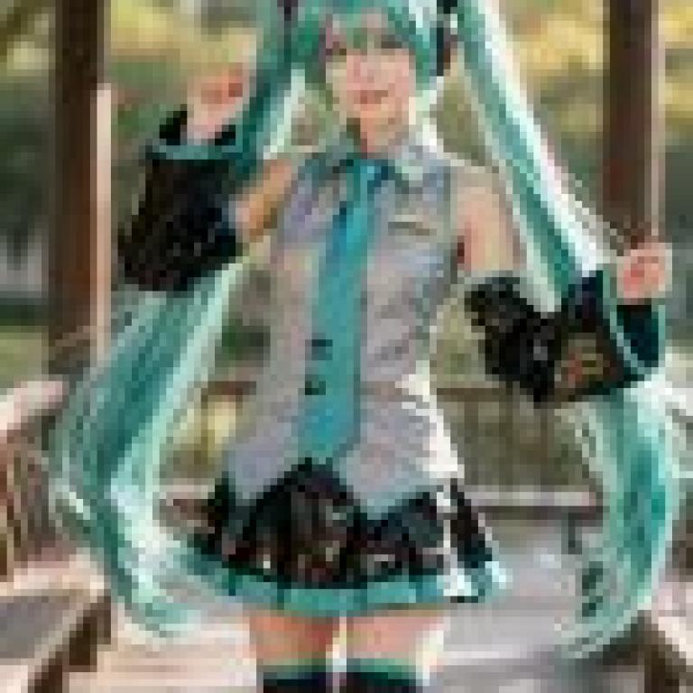初音未來，一位身穿灰色洋裝、戴著耳機和太陽眼鏡的女孩。