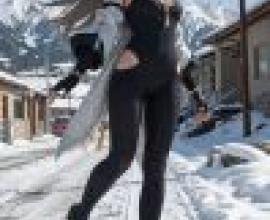Fantasy Dream，A girl in black jumps on the sidewalk.