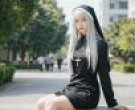 街頭回憶，窗台上的修女。