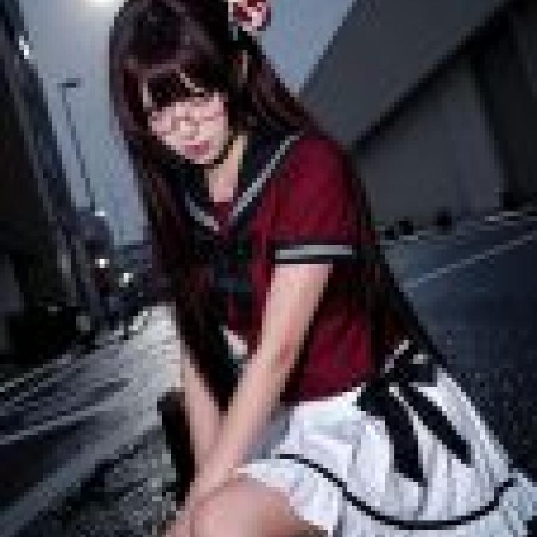 Street Girl Style Test，A woman with glasses and a bow in her hair.