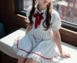 夢遊女孩，穿著紅色蝴蝶結和白色連身裙的女孩。