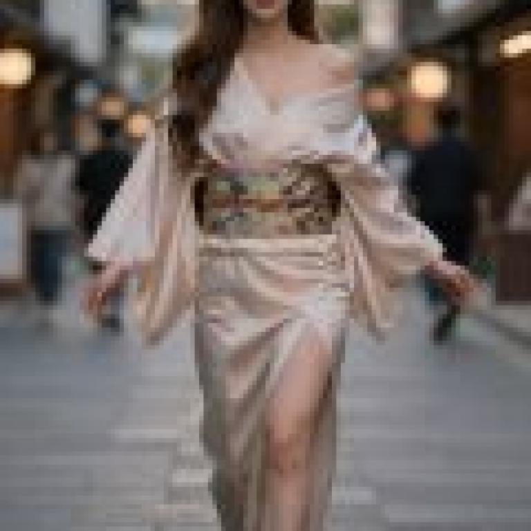 My imagined trip to Japan，A woman in kimono walking.