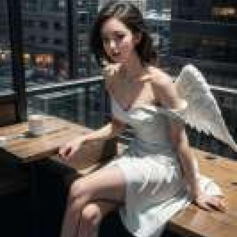 城市中的天使幽靈，一個穿著白裙、長著天使翅膀的女孩