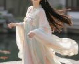 Ancient beauties in dreams，Asian model with long black hair and blue dress walking.
