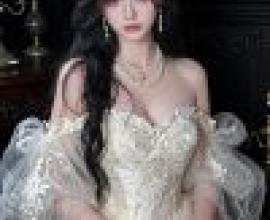 一位擁有烏黑長髮的漂亮女子。