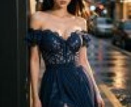girls，Blue dress on a model.