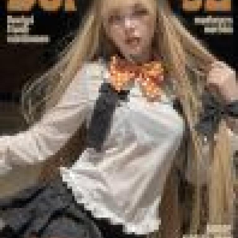 平行，一本雜誌封面，上面有一個名叫 DollC 的女孩。