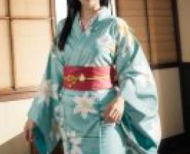 阿良良木月日，物語系列，穿著和服的模特兒女孩。