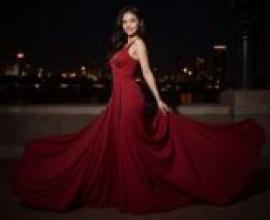 紅裙子：一位身穿紅色裙子的女士。