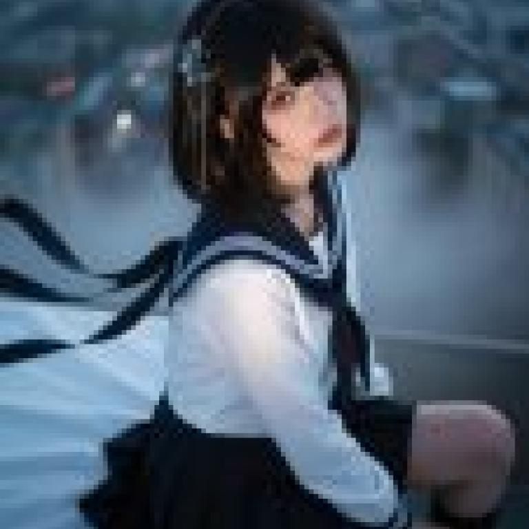 攝影師，一位身穿白襯衫、繫著藍色圍巾、頭髮向後梳起的女士。
