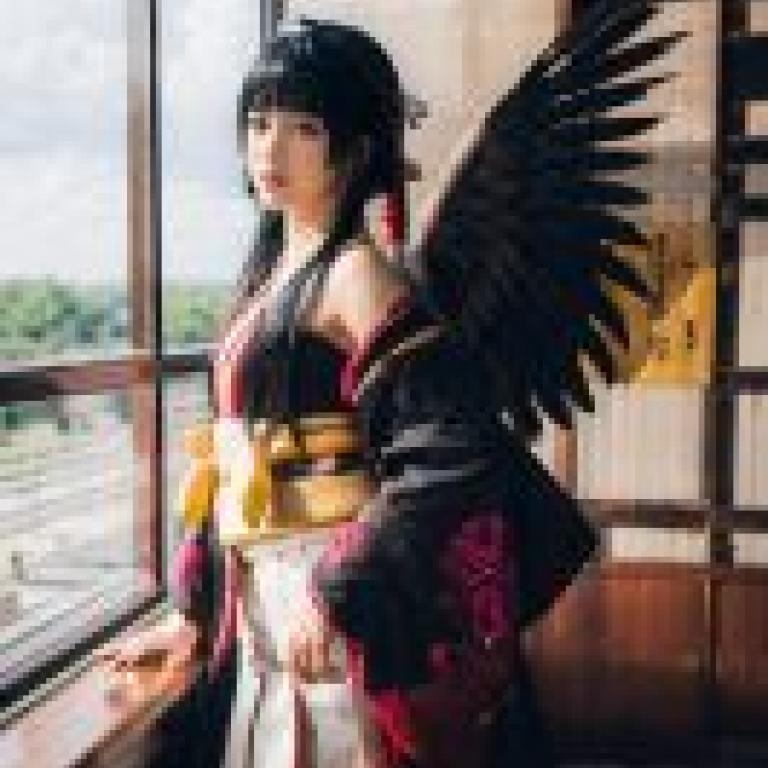 女天狗（傳統）、生死圖、一個女孩站在敞開的窗戶裡，長著鷹的翅膀。