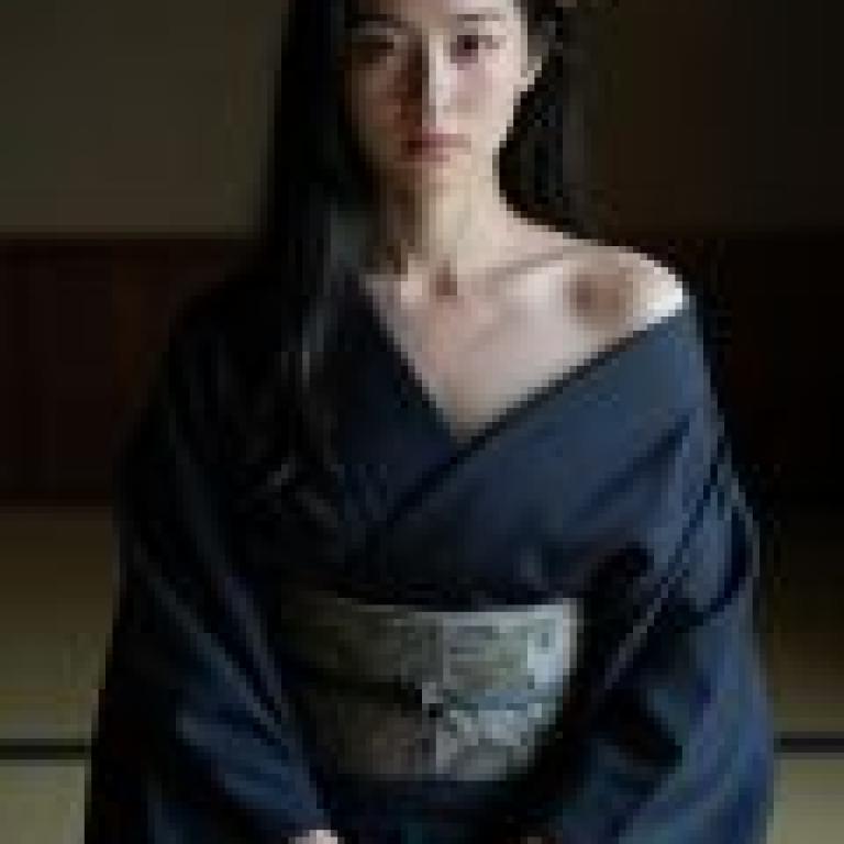 和服魅影，穿著黑色連身裙的女子。