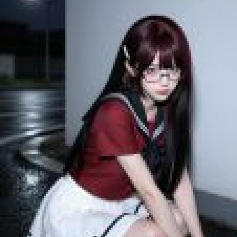 Street Girl Style Test，A girl with glasses and red hair.