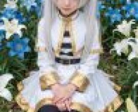 Frieren，A girl with blonde hair sitting on the ground