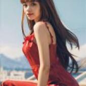 Spice and wolf，A woman with long hair in red clothes and ears.