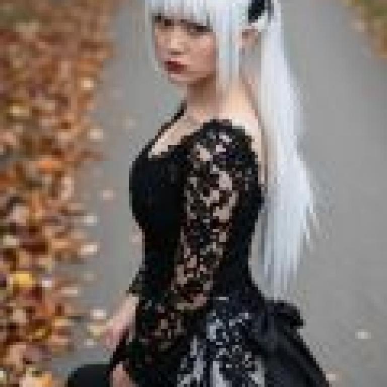 ZIT 01，The girl is wearing a black dress.
