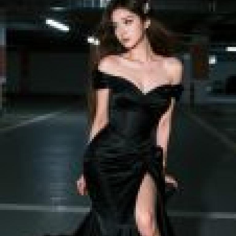 Beautiful and fashionable，A woman in a black dress and heels.