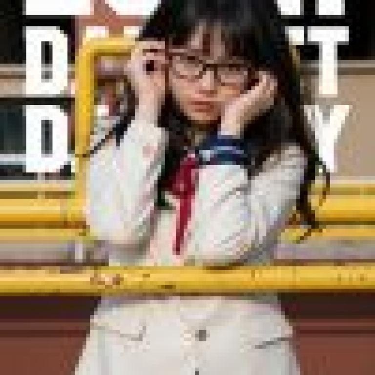 街頭美女，戴著眼鏡、穿著白色西裝外套的年輕女子。