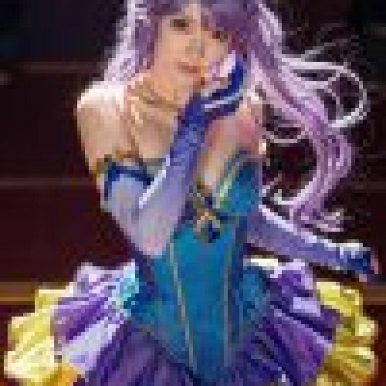 Reki Senran Kagura，A girl with blue and purple cosplay.