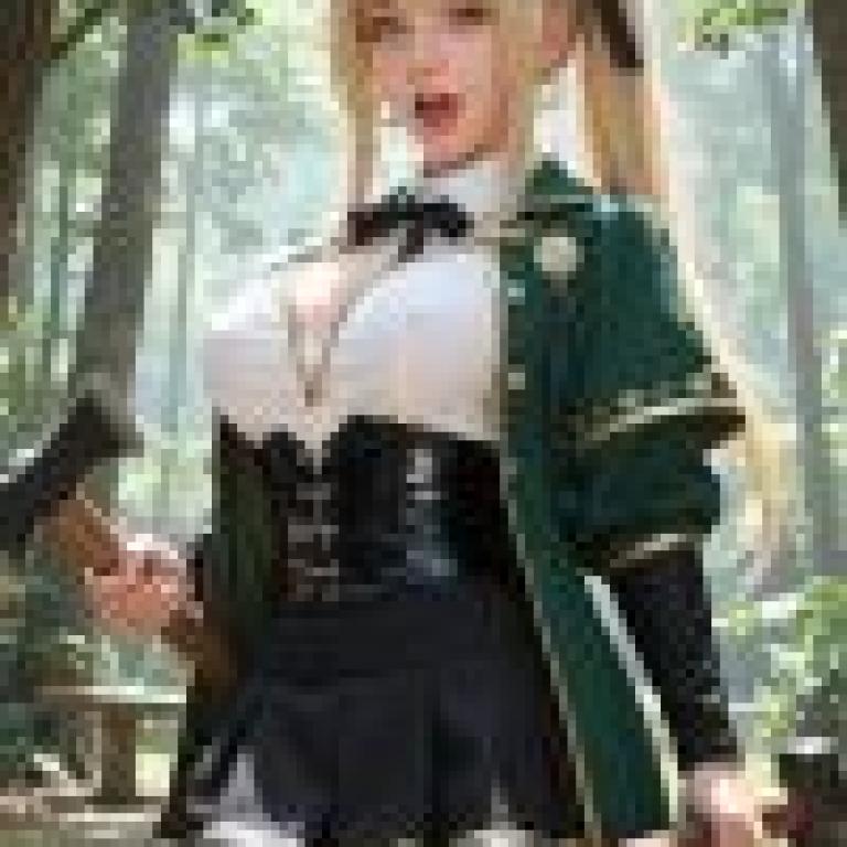 可愛的女孩，一個穿著戲服、張著嘴拿著斧頭的女孩。