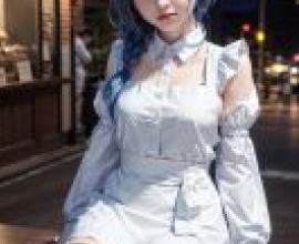 浮空行星 天體七芒星行星 一位藍髮女子坐在長椅上。