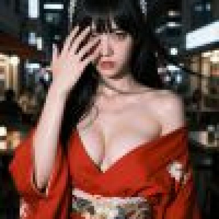 女孩們，一位身著紅金相間服裝的女子坐在桌旁。
