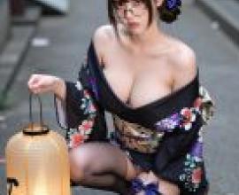 ZIT TEST03，Woman in oriental dress with a lantern.