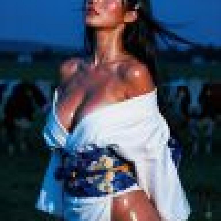 kimono，A woman in a blue and white kimono posing next to cows.